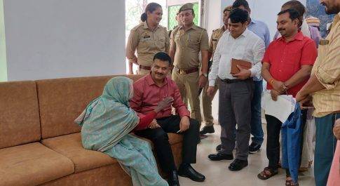 बेटे की शिकायत लेकर पहुंची मजबूर मां की फरियाद सुन भावुक हुए डीएम
