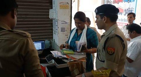 नगर मजिस्ट्रेट ने ए.आर.टी.ओ. कार्यालय का किया औचक निरीक्षण