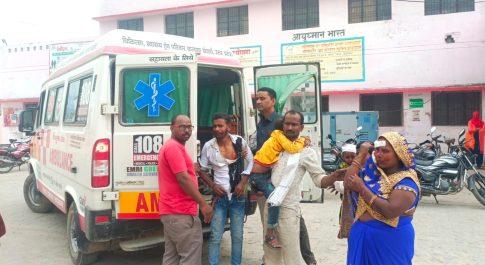 सड़क हादसे में चार घायल प्रधान ने दिखाई मानवता घायलों को पहुंचाया अस्पताल