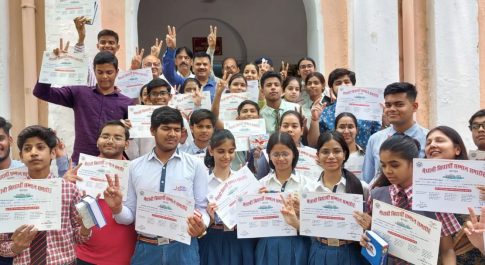 बहराइच में सीबीएसई व आईसीएसई बोर्ड के मेधावी छात्र-छात्राओं को डीएम व एसपी ने किया सम्मानित