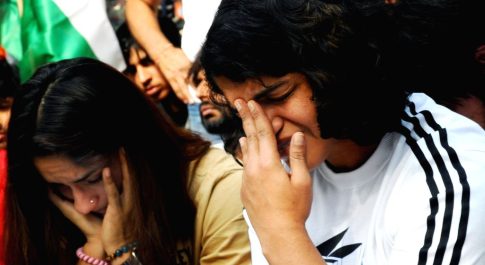 अपने यौन दुराचारी को बचाने के लिए “संस्कारी” पार्टी का “हम बनाम वो” का खेला