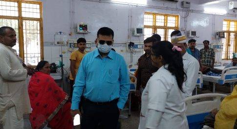 घायलों का हाल जानने चिकित्सालय पहुंचे डीएम डॉ. दिनेश चन्द्र