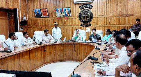 डीएम की अध्यक्षता में सम्पन्न हुई आईजीआरएस सन्दर्भों की समीक्षा बैठक
