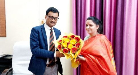 नवागत डीएम ने जनपद न्यायाधीश से की शिष्टाचार भेंट