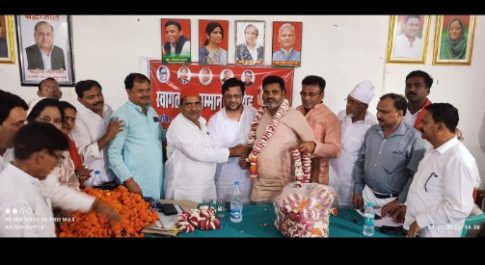 सपा जिलाध्यक्ष रामहर्ष यादव की अध्यक्षता मे पार्टी मुख्यालय पर हुआ एक स्वागत एवं सम्मान समारोह कार्यक्रम का आयोजन ,पार्टी के विजई प्रत्याशियों को किया गया सम्मानित
