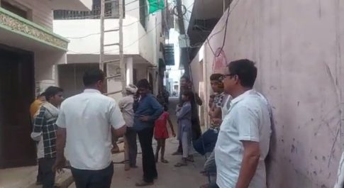 बहराइच जिले के तमाम मोहल्लों में घरों में कुछ इस तरह कूद रहे हैं बिजली विभाग के कर्मी