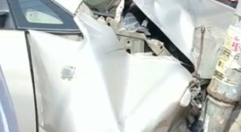 बैट्री रिक्शा व इनोवा कार में हुई जोर दार टक्कर ,कई लोग हुए घायल