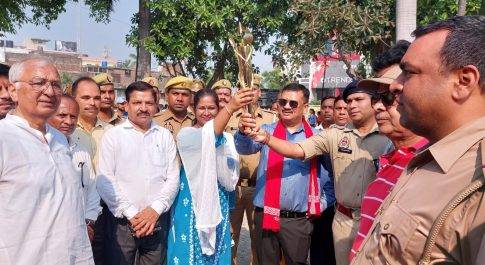 खेलो इण्डिया यूनिवर्सिटी गेम्स-2022 मशाल रैली का डीएम ने किया नेतृत्व  विशाल रैली का नगर में जगहःजगह हुआ स्वागत