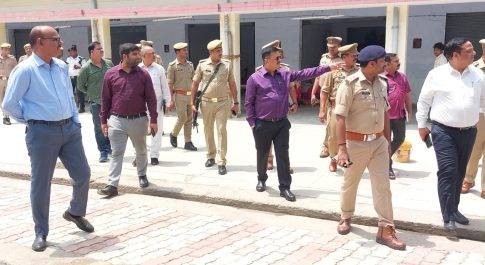 डीएम व एसपी के साथ प्रेक्षक ने किया गल्ला मण्डी परिसर का निरीक्षण