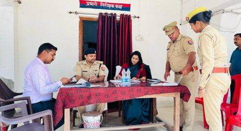 समाधान दिवस का जायज़ा लेने थाना खैरीघाट व कोतवाली नानपारा पहुॅचे डीएम व एसपी