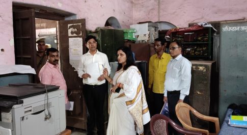 डीएम सहित सीडीओ, एडीएम व डीडीओ ने 22 कार्यालयों का किया आकस्मिक निरीक्षण अनुपस्थित पाये गये कार्मिकों से मांगा गया स्पष्टीकरण