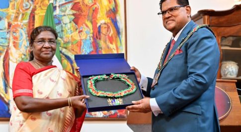 प्रधानमंत्री ने राष्ट्रपति जी को सूरीनाम के सर्वोच्च नागरिक पुरस्कार से सम्मानित होने पर बधाई दी