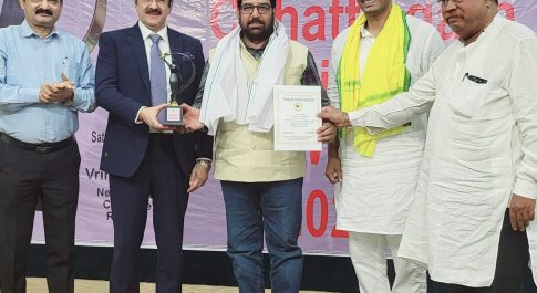 बेस्ट रिसर्चर ऑफ हर्बल अवार्ड से नवाजे गए से बस्तर के डॉ राजाराम