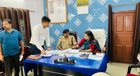 बहराइच की डीएम व एसपी ने थाना खैरीघाट में समाधान दिवस के अवसर पर की जनसुनवाई