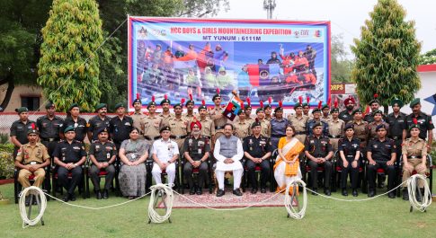 रक्षा राज्य मंत्री श्री अजय भट्ट ने माउंट यूनम तक अखिल भारतीय राष्ट्रीय कैडेट कोर के लड़कों एवं लड़कियों के पर्वतारोहण अभियान- 2023 को हरी झंडी दिखाकर रवाना किया