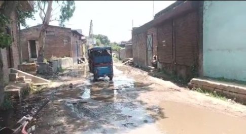 यह तस्वीर बहराइच जिला के वार्ड नंबर 11 नूरुद्दीन चक की है जहां सड़क पर भरा पानी ,लोगो के लिए बना मुसीबत