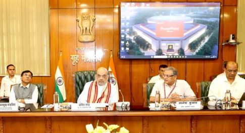 प्रधानमंत्री श्री नरेन्द्र मोदी जी के नेतृत्व में भारत सरकार ने देशभर में 2000 प्राथमिक कृषि ऋण समितियों (PACS) को प्रधानमंत्री भारतीय जन औषधि केंद्र खोलने की अनुमति देने का फ़ैसला किया है आज नई दिल्ली में केन्द्रीय गृह एवं सहकारिता मंत्री श्री अमित शाह की रसायन एवं उर्वरक मंत्री श्री मनसुख एस मांडविया के साथ हुई एक बैठक में यह निर्णय लिया गया देशभर में 2000 PACS की प्रधानमंत्री भारतीय जन औषधि केंद्र के रूप में खोलने के लिए पहचान की जाएगी, इनमें से 1000 जन औषधि केंद्र इस साल अगस्त तक और 1000 दिसंबर तक खोले जाएँगे इस महत्वपूर्ण निर्णय से PACS की आय बढ़ने और रोज़गार के अवसर पैदा होने के साथ ही लोगों, ख़ासतौर पर ग्रामीण क्षेत्रों में रहने वालों को सस्ती क़ीमत पर दवाइयाँ भी उपलब्ध होंगी