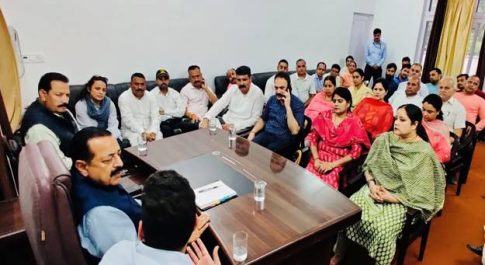 डॉ. जितेंद्र सिंह ने उधमपुर में चल रहे विकास कार्यों की प्रगति की समीक्षा करने के लिए पंचायती राज संस्थाओं और जिला प्रशासन के साथ एक समीक्षा बैठक की अध्यक्षता की