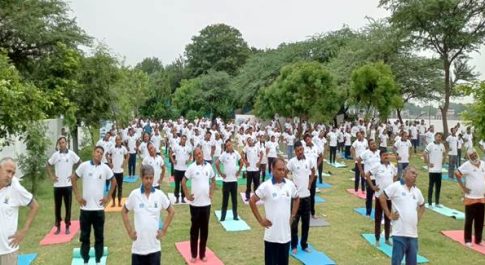 नमामि गंगे ने दिल्ली में यमुना नदी तट पर ‘घाट पर योग’ कार्यक्रम के साथ अंतर्राष्ट्रीय योग दिवस मनाया