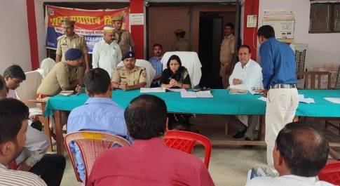 समाधान दिवस का जायज़ा लेने थाना पयागपुर पहुॅचे डीएम व एसपी