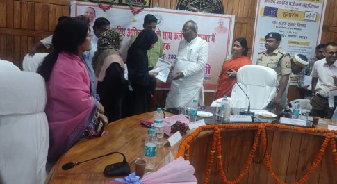 प्रभारी मंत्री ने उद्यम पोर्टल पर पंजीकरण का किया शुभारम्भ 04 उद्यमियों को पंजीकरण प्रमाण पत्र का किया वितरण