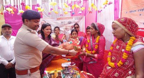 सम्पूर्ण समाधान दिवस पर आयोजित हुआ स्वास्थ्य शिविर दिव्यांग महिला को डीएम ने सौपी ट्राईसाईकिल 03 गर्भवती महिलाओं की हुई गोद भराई 02 बच्चों को कराया अन्नप्रासन्न