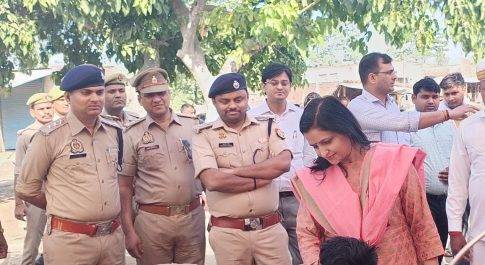 प्रशासनिक अमले के साथ अग्नि दुर्घटना से प्रभावित ग्राम मोगलहनपुरवा पहुॅचे डीएम व एसपी क्षति आंकलन का कार्य शीघ्र पूर्ण करने के दिये निर्देश पीड़ित परिवारों का पूछा कुशल क्षेम