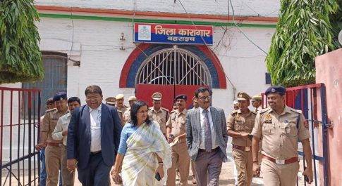 जनपद न्यायाधीश ने डीएम व एसपी के साथ कारागार का किया निरीक्षण