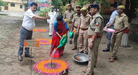 डीएम मोनिका रानी ने वृक्षारोपण सत्र का किया शुभारम्भ