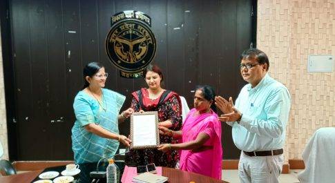 मुख्य सेविका पद पर पदोन्नत आंगनबाड़ी कार्यकत्रियों को बांटे गए नियुक्ति पत्र