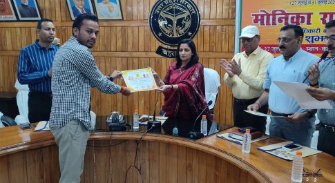 पीएम फसल बीमा योजना में सर्वाधिक क्षतिपूर्ति प्राप्त करने वाले किसानों को मिला प्रमाण पत्र