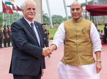 रक्षा मंत्री श्री राजनाथ सिंह और अर्जेंटीना के रक्षा मंत्री श्री जॉर्ज एनरिक तायाना ने रक्षा संबंधों को गहरा करने के लिए नई दिल्ली में बातचीत की