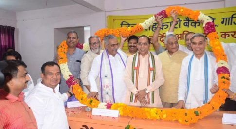 जिला सहकारी बैंक के चैयरमैन पद के शपथ ग्रहण समारोह में उपस्थित रहे केन्द्रीय राज्यमंत्री जनरल डॉक्टर वी.के. सिंह