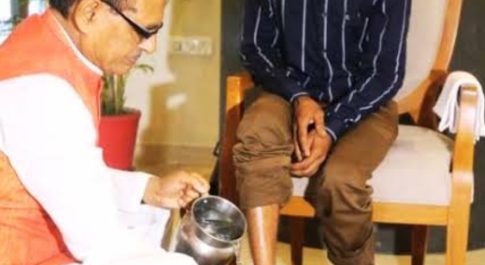 अपमान नहीं मूत्रदान!