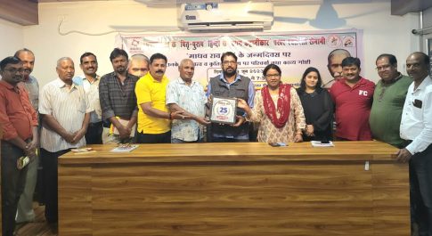 छत्तीसगढ़ के बस्तर जाकर के यूपी के वरिष्ठ पत्रकारों के दल ने किया डॉक्टर राजाराम को सम्मानित