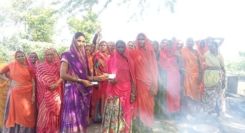 मजदूरों के बीच में किया श्रमिक कार्ड का वितरण