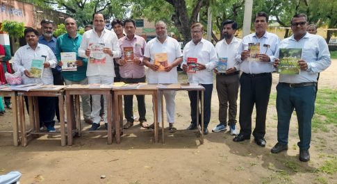 पूर्व छात्र ने किया पुस्तकों का दान   