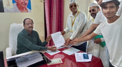 मणिपुर घटना को लेकर आप ने सौंपा एडीएम को ज्ञापन।