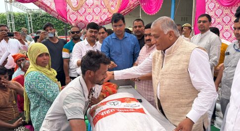 हिंडन नदी की बाढ़ से प्रभावित क्षेत्रवासियों से मिले “जनरल डॉक्टर वी.के. सिंह” राहत व बचाव कार्यों का लिया जायजा