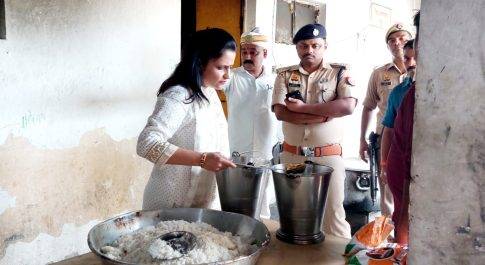 आश्रम पद्धति विद्यालय बभनी रिसिया पहुंचे डीएम व एसपी