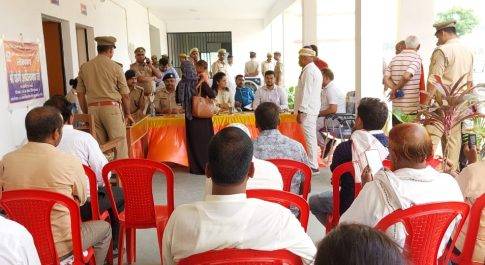 समाधान दिवस का जायज़ा लेने थाना रिसिया पहुॅचे डीएम व एसपी
