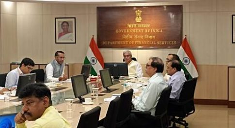 वित्तीय सेवा विभाग (डीएफएस) के सचिव ने वित्तीय समावेशन योजनाओं के विषय पर पीएसबी और अन्य संगठनों के प्रमुखों के साथ समीक्षा बैठक की