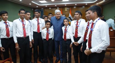 सैनिक स्कूल चित्तौड़गढ़ के कैडेट्स ने उपराष्ट्रपति से भेंट की