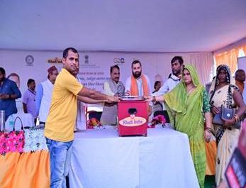केवीआईसी के वितरण कार्यक्रम के माध्यम से, पारंपरिक कारीगरों को उनकी आय और रोजगार बढ़ाने के लिए आधुनिक मशीनें और उपकरण प्रदान किए गए