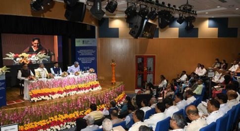 डॉ. मनसुख मांडविया ने रासायनिक उर्वरकों पर निर्भरता कम करने और मृदा स्वास्थ्य के लिए वैकल्पिक पोषक प्रणालियों को बढ़ावा देने पर एक कार्यशाला की अध्यक्षता की