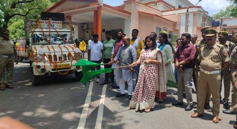 सड़क सुरक्षा पखवाड़ा के शुभारम्भ अवसर पर रवाना हुए जागरूकता वाहन विधायक महसी ने डीएम के साथ वाहनों को दिखायी हरी झण्डी