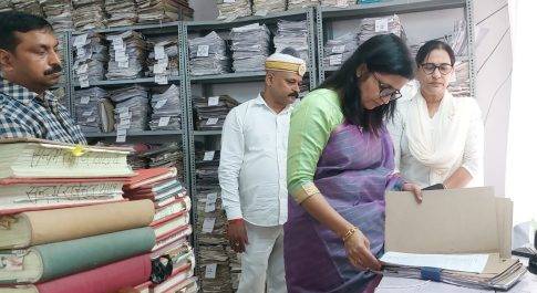 कलेक्ट्रेट के शिकायत प्रकोष्ठ का डीएम ने किया निरीक्षण