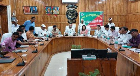 वृक्षारोपण के लिए नामित नोडल अधिकारी ने जिले के अधिकारियों के साथ की बैठक