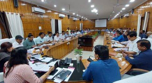 डीएम की अध्यक्षता में सम्पन्न हुई विकास कार्यों की समीक्षा बैठक