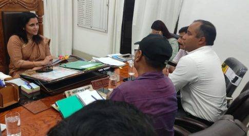 भरथापुर के विस्थापन को लेकर मिशन मोड में आई डीएम मोनिका रानी